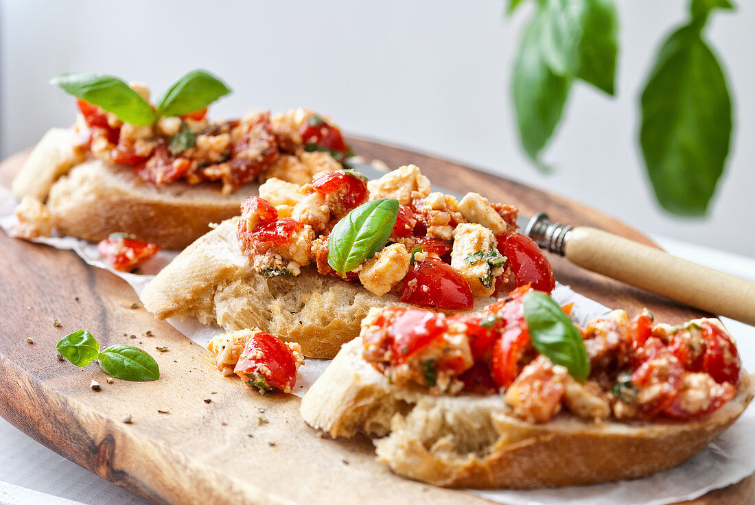 Bruschetta mit Kirschtomaten und Schafskäse