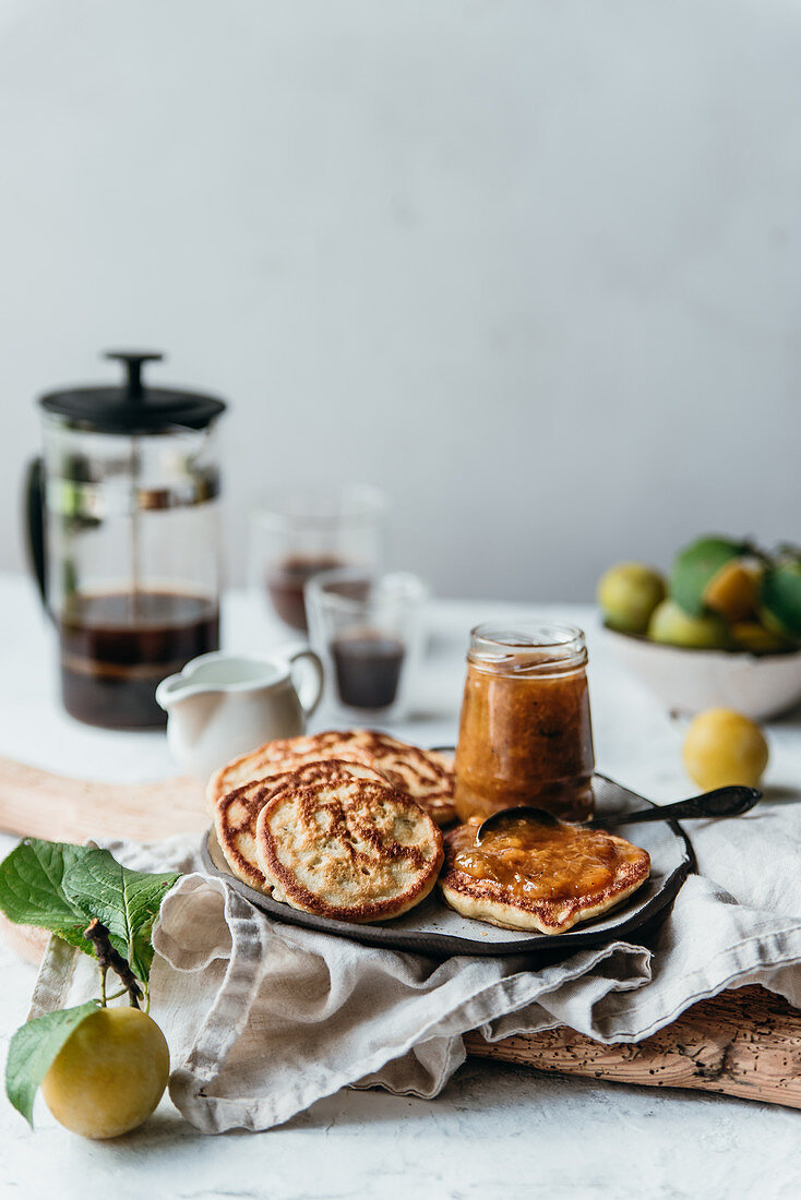 Pancakes mit Pflaumenmarmelade