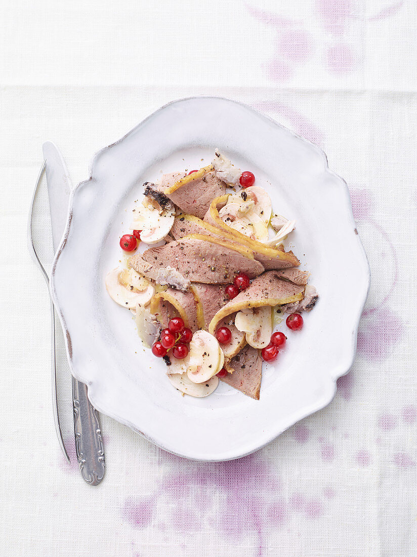 Gänsebrust-Carpaccio mit Champignons, Rotweinkäse und roten Johannisbeeren