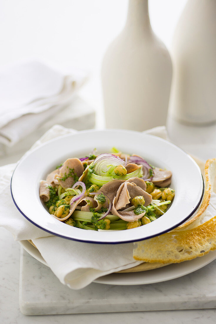 Kalbszungensalat mit Kichererbsen, Gemüse und Sellerieblätterpesto