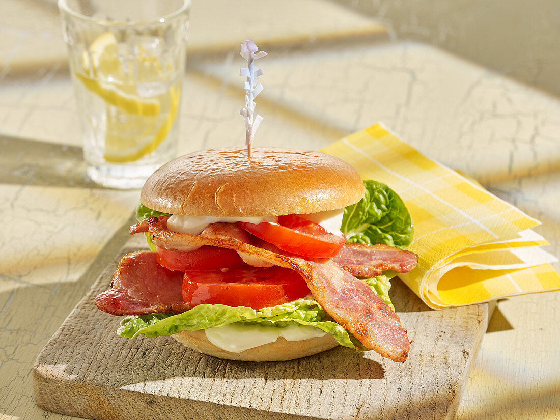 Brioche-Burger mit Bacon, Tomate und Salat