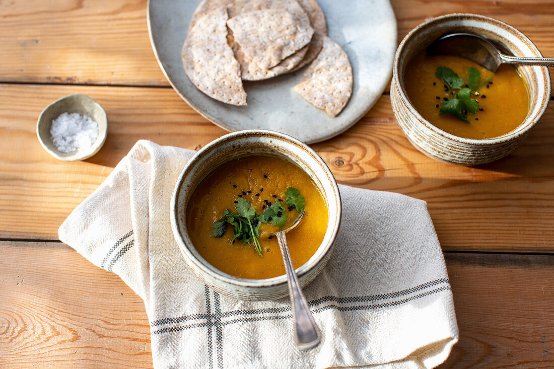 Butternusskürbissuppe mit Crackern