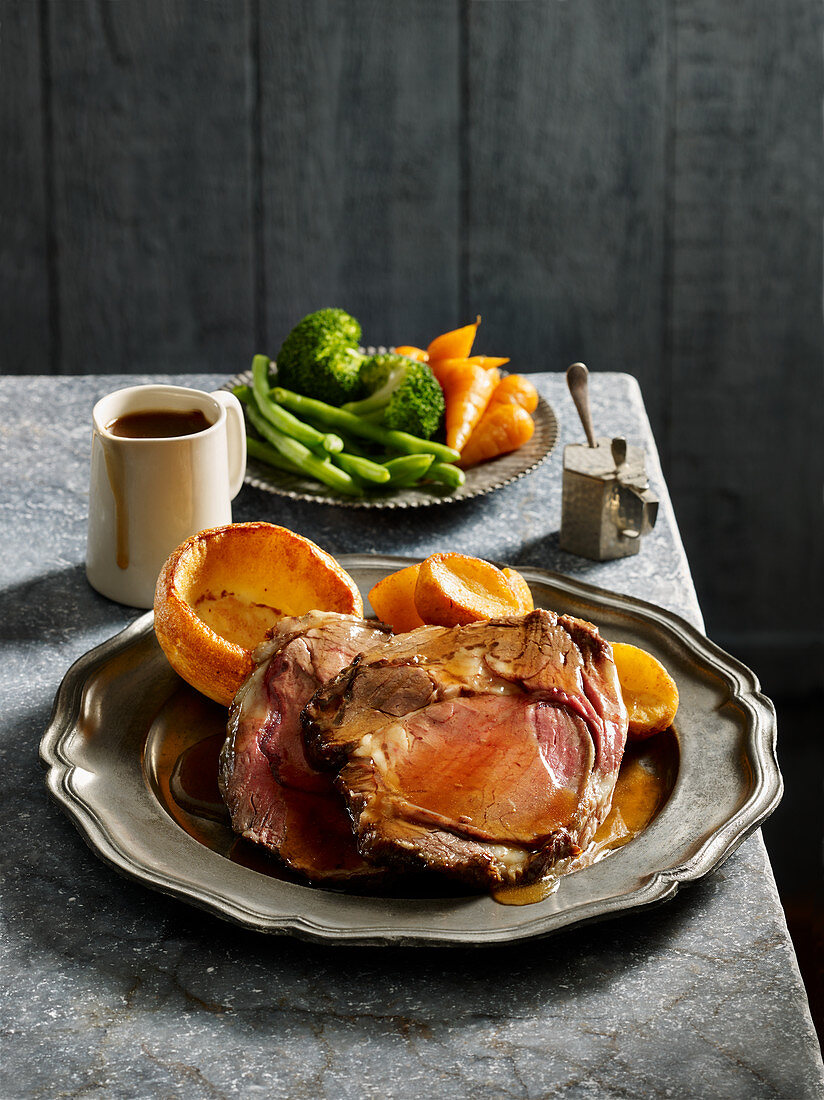 Beef rib roast with Yorkshire puddings and vegetables (England)