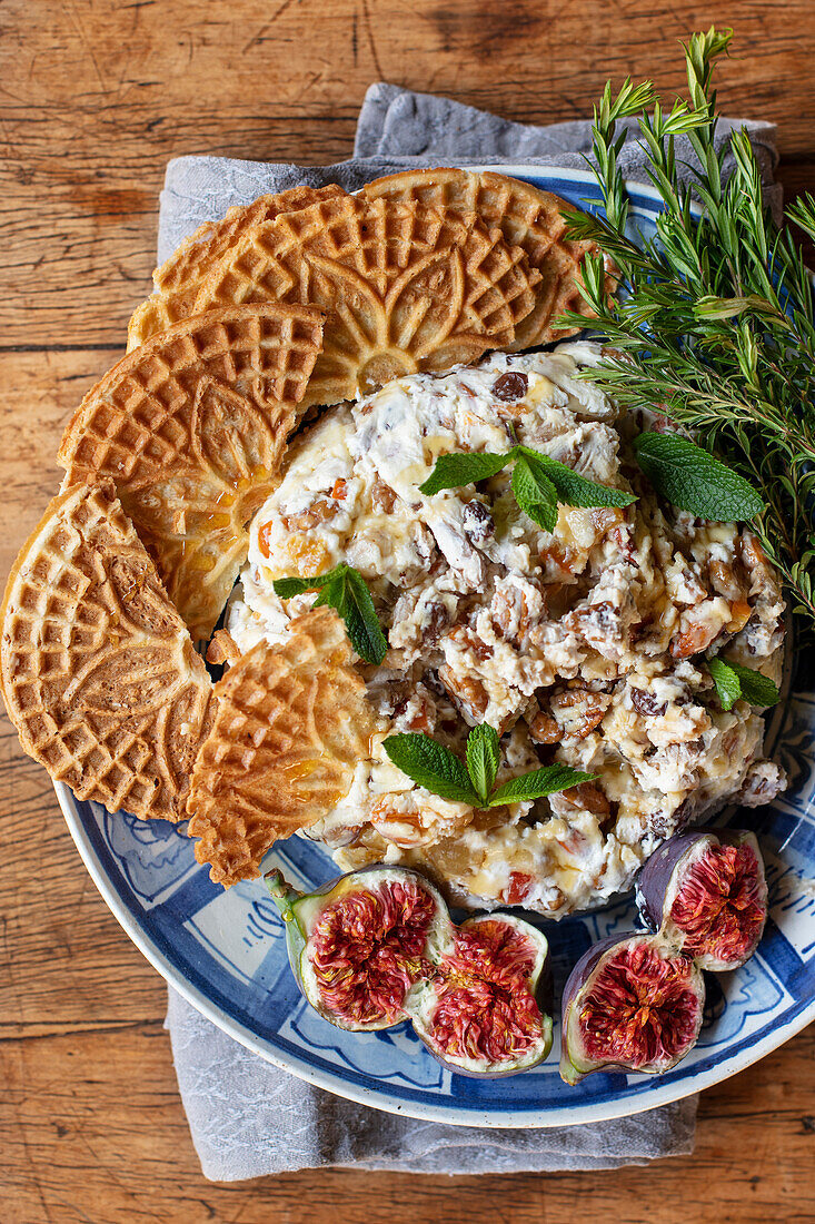 Weihnachtskäse mit frischen Feigen und italienischen Waffeln