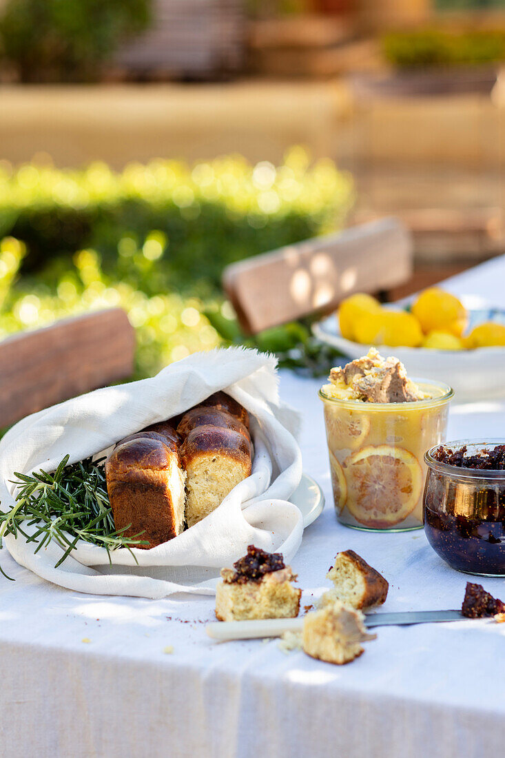 Entenleberpastete mit Feigenchutney und Rosmarinbrot