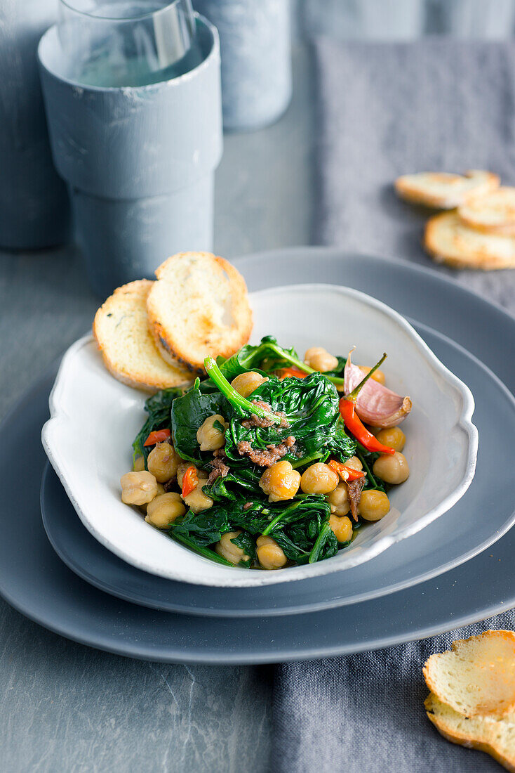 Warmer Spinat-Kichererbsen-Salat in Sardellensoße