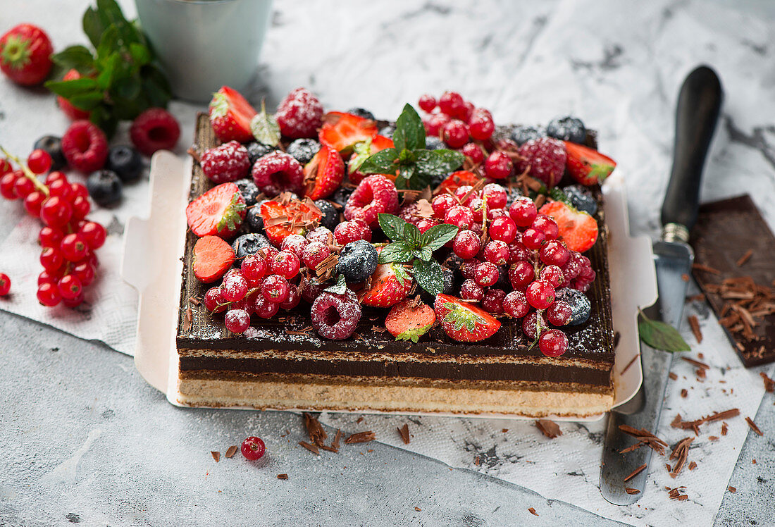 Opern-Torte (Gâteau Opéra) mit roten Beeren