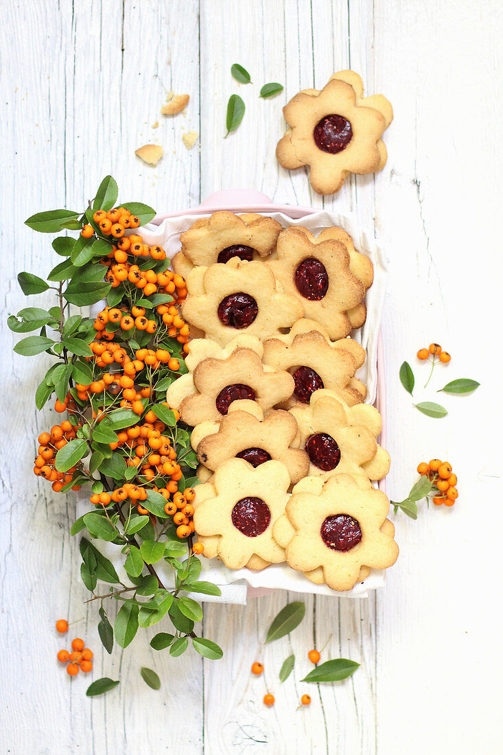 Blumenkekse mit Himbeermarmelade