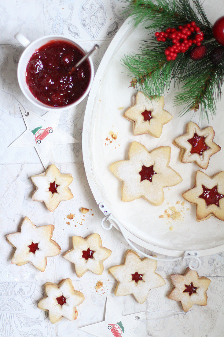 Sternplätzchen mit Marmelade