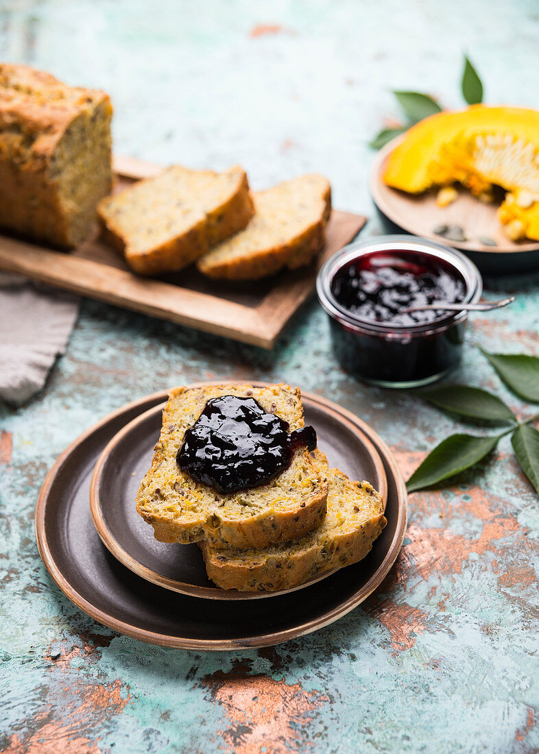 Kürbis-Saaten-Brot mit Holunderbeerenmarmelade