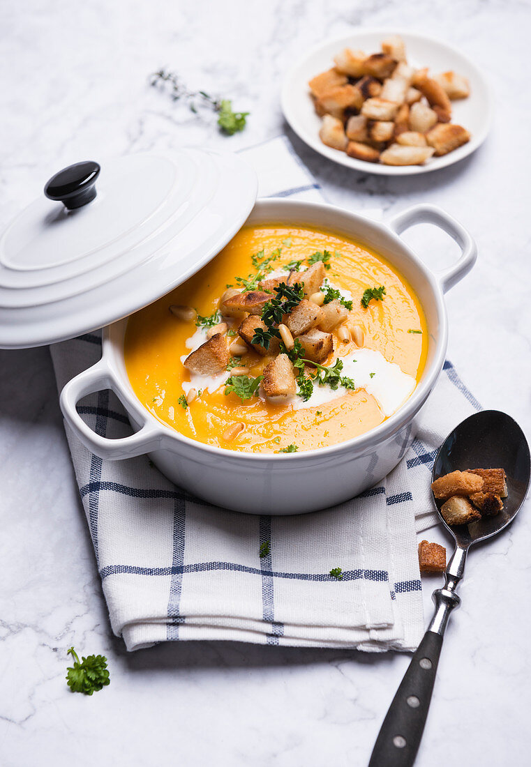 Karotten-Pastinaken-Suppe mit Croûtons, Pinienkernen und Kräutern