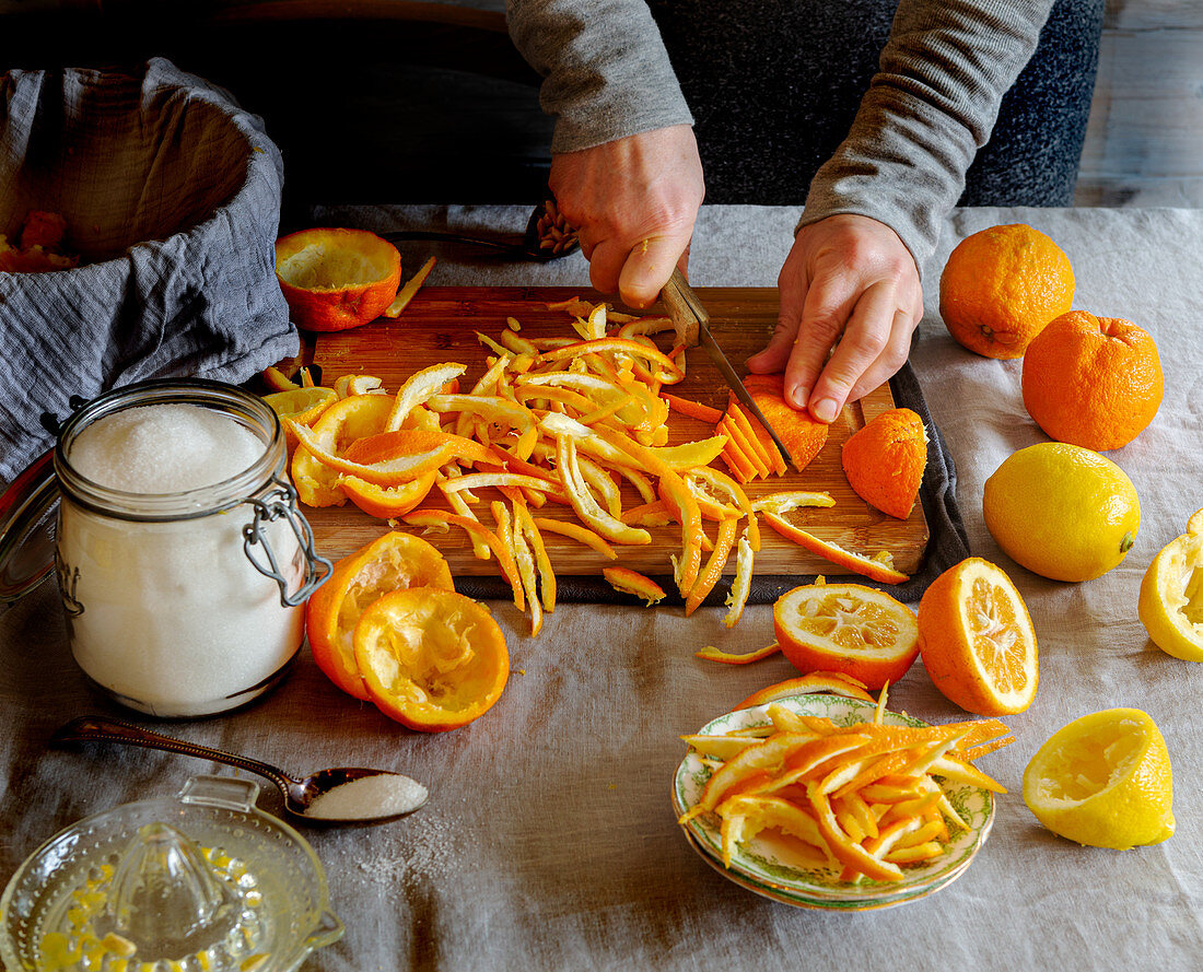 Orangenmarmelade zubereiten: Orangenschale in Streifen schneiden