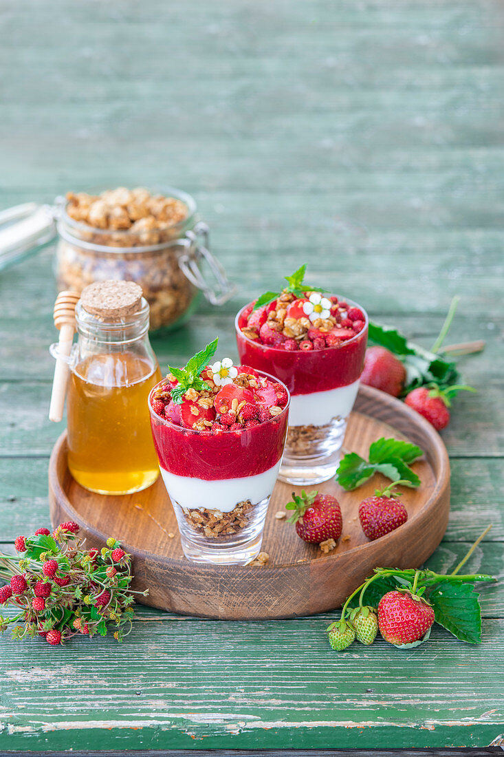 Joghurt-Erdbeer-Dessert mit Cerealien