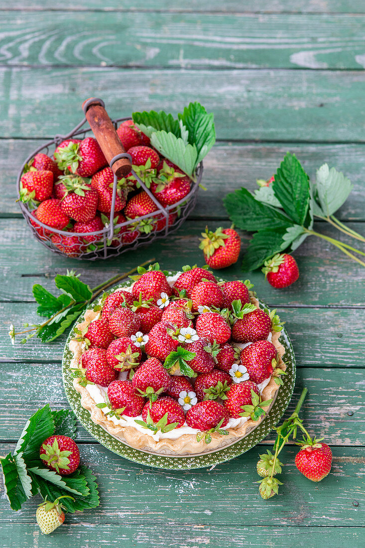Erdbeer-Mascarpone-Tarte mit Erdbeerblüten