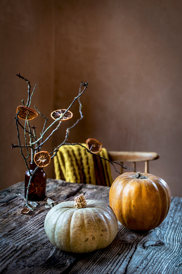 Herbstliche Kürbisdeko auf Holztisch