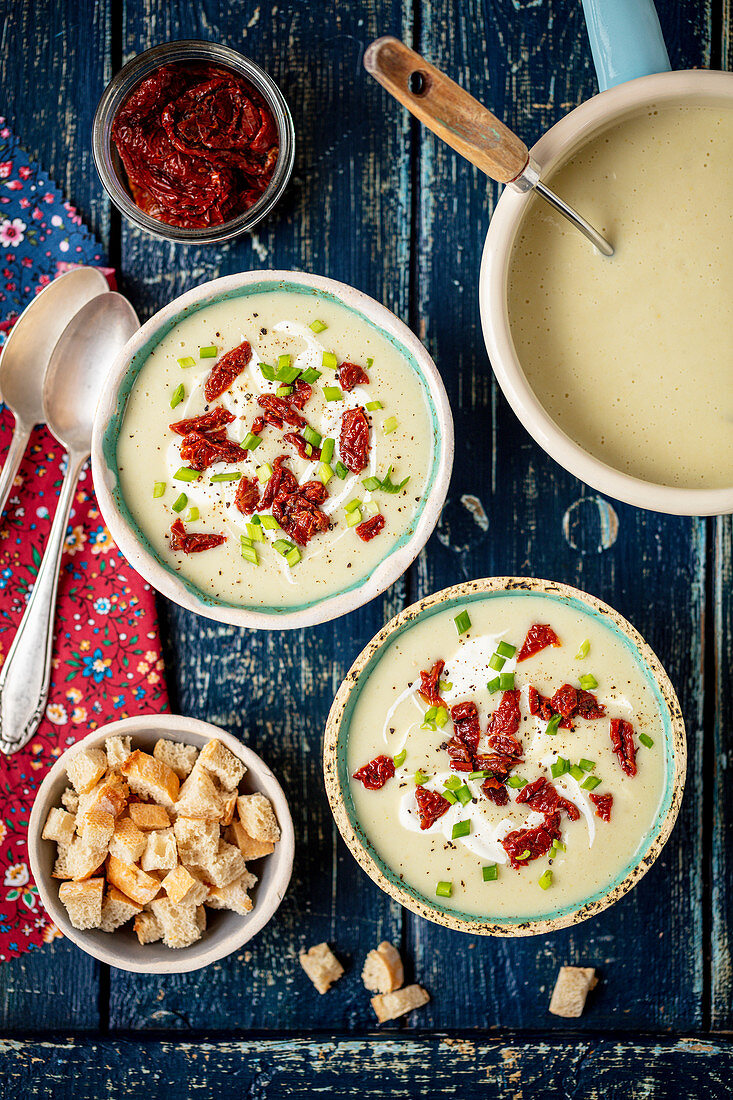 Chicory cream soup with dried tomatoes and croutons