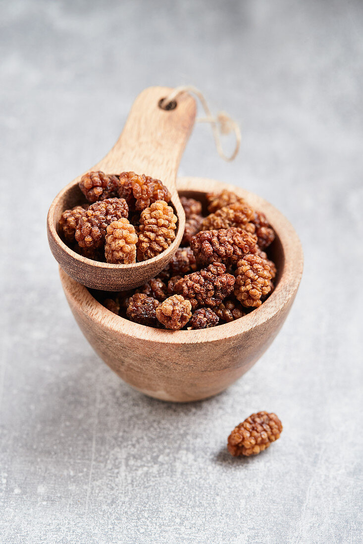 Maulbeeren im Holzschälchen und auf Holzlöffel