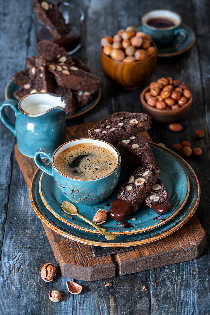 Biscotti mit Schokolade und Haselnüssen