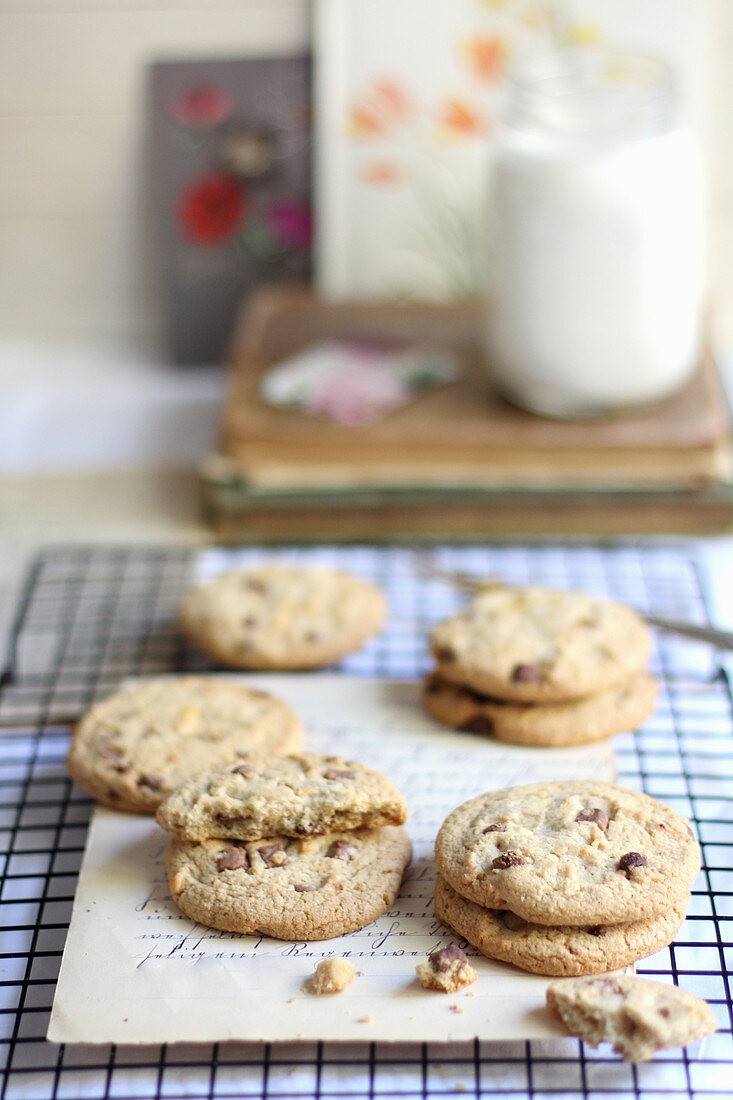 Chocolatechip Cookies auf altem Buch