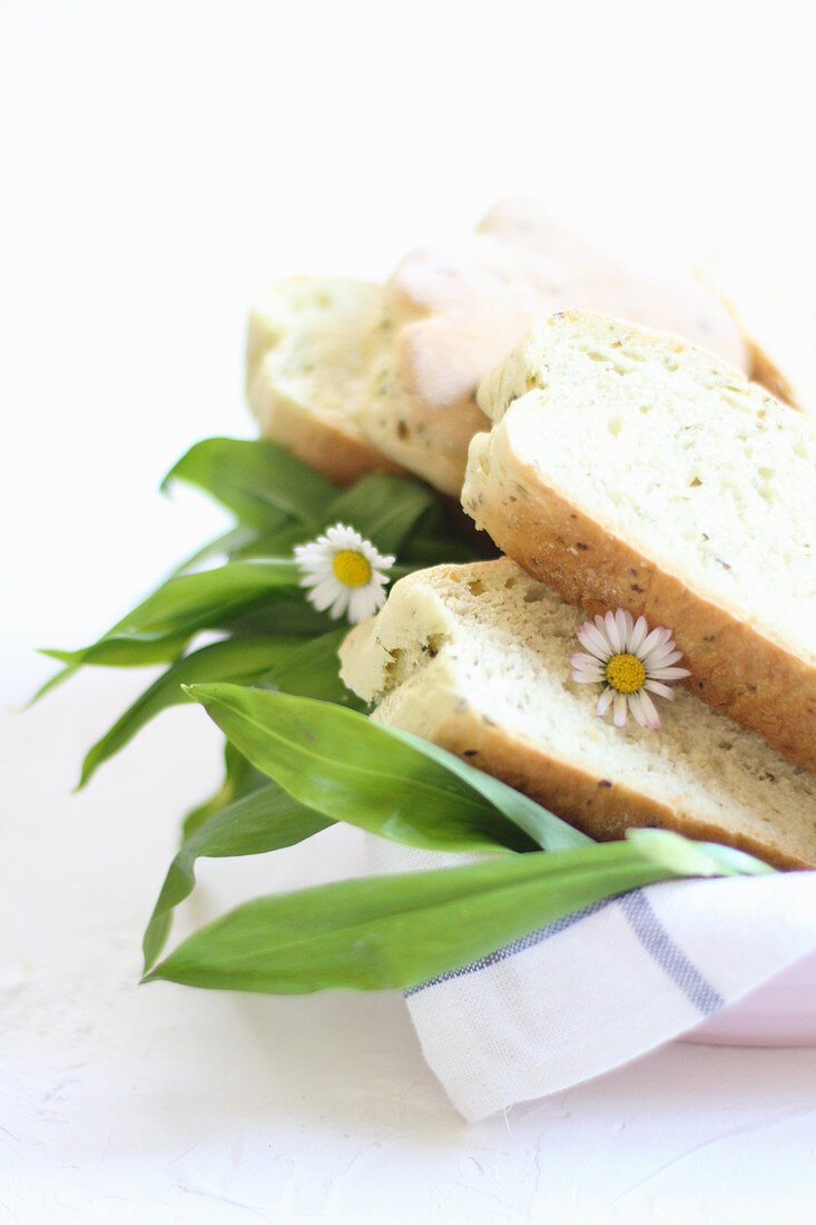 Frischer Bärlauch, Weißbrot und Gänseblümchen