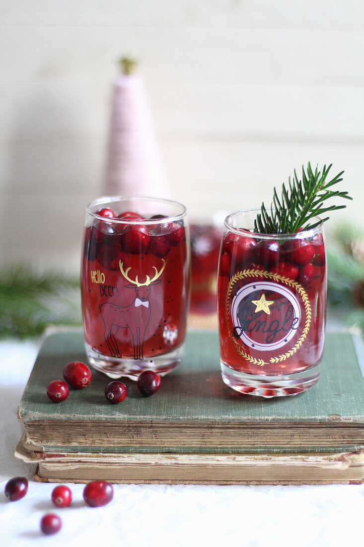 Cranberrysaft im Glas (weihnachtlich)