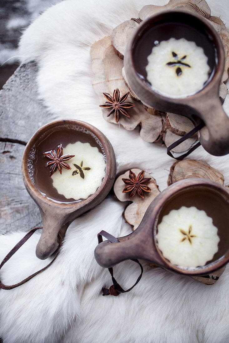 Glühwein mit Apfel und Ingwer