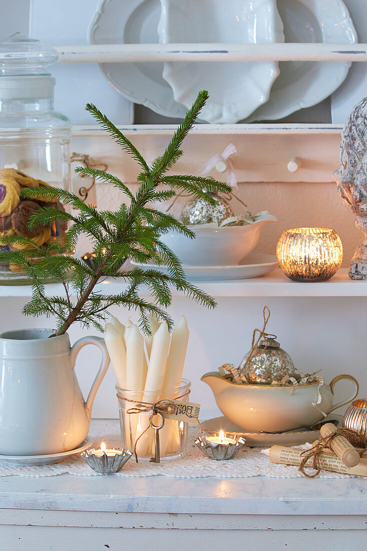 Nostalgische Weihnachtsdeko und Kerzen im Geschirrschrank