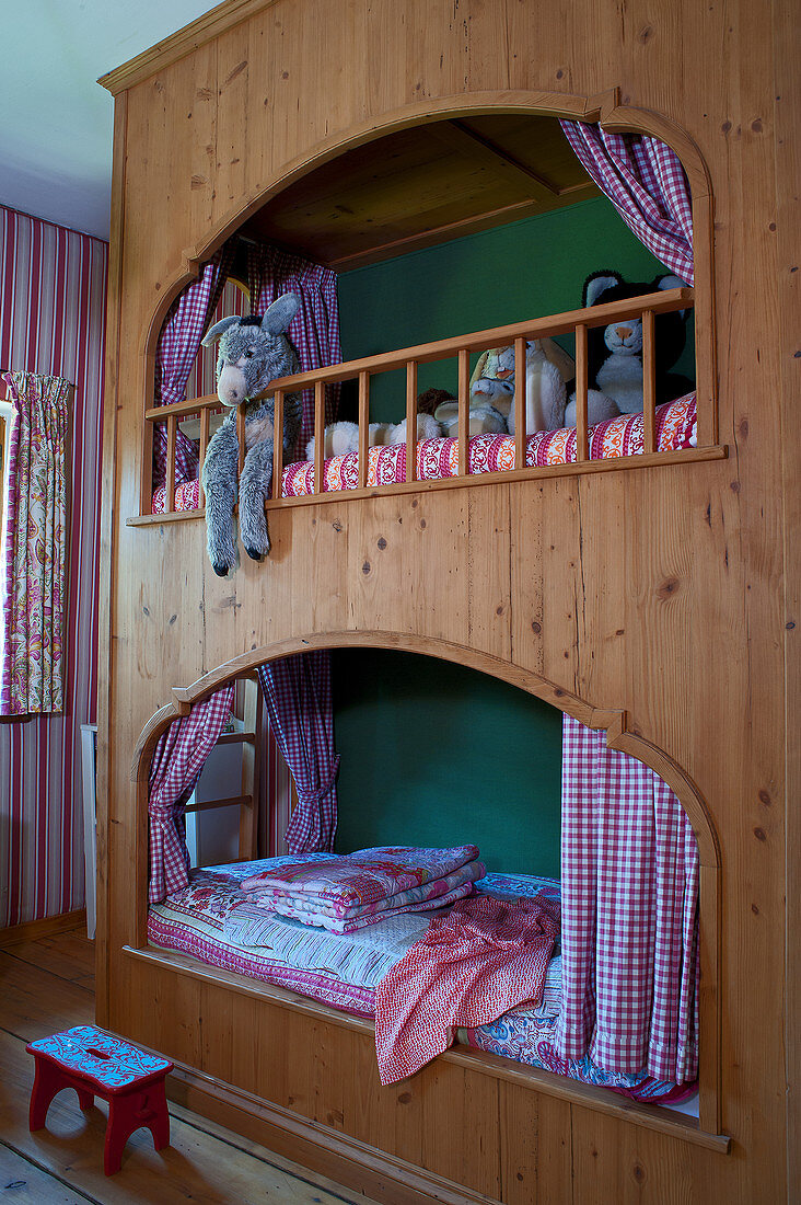 Hochbett aus Holz im Kinderzimmer