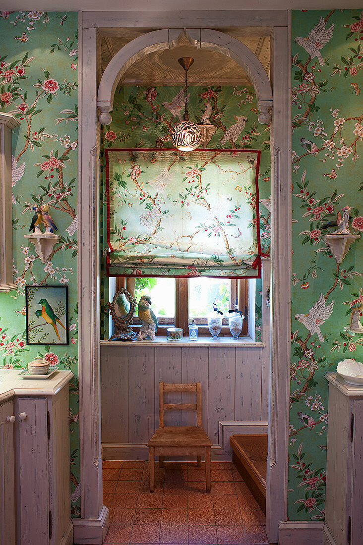 Floral wallpaper in bathroom