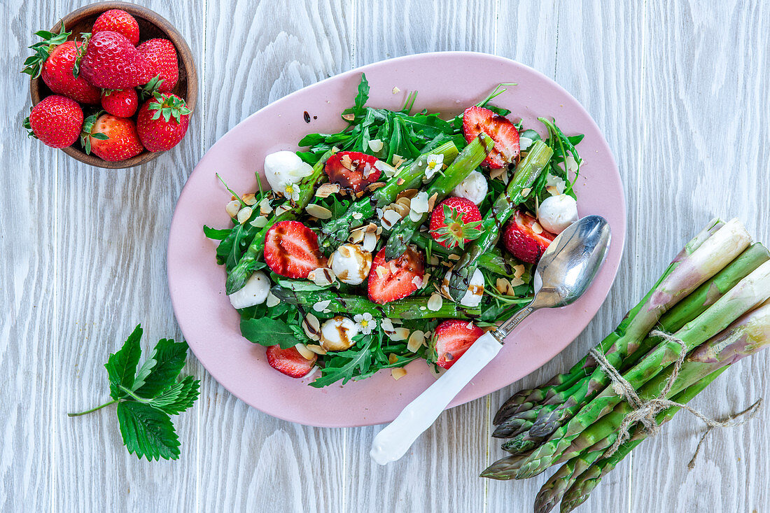 Grüner Spargelsalat mit Erdbeeren und Mozzarellabällchen