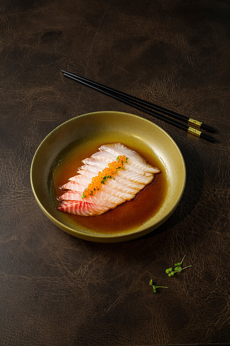 Seebrassen-Sashimi mit Kaviar (Japan)