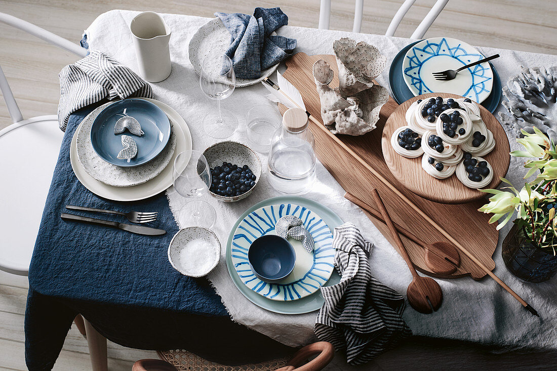 Gedeckter Tisch in Blau-Weiß mit Heidelbeeren
