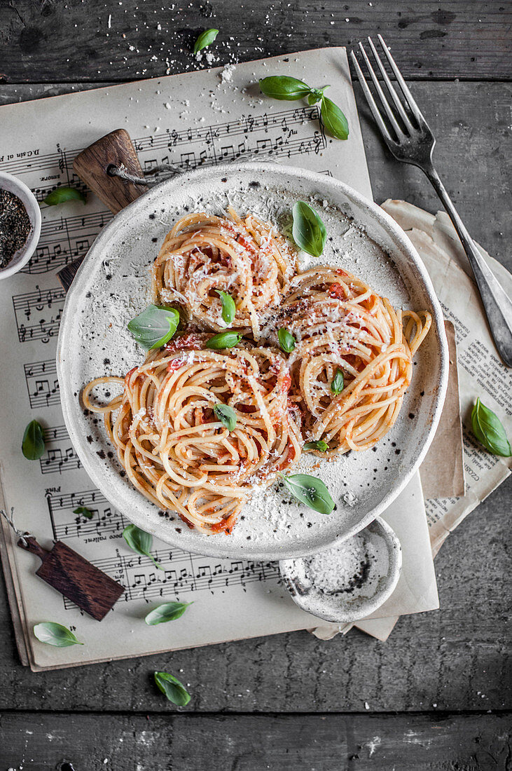Spaghetti mit Tomatensauce, frischem Basilikum und Parmesan