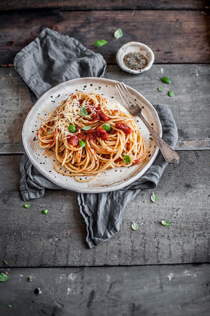 Spaghetti mit Tomatensauce, Parmesan und frischem Basilikum