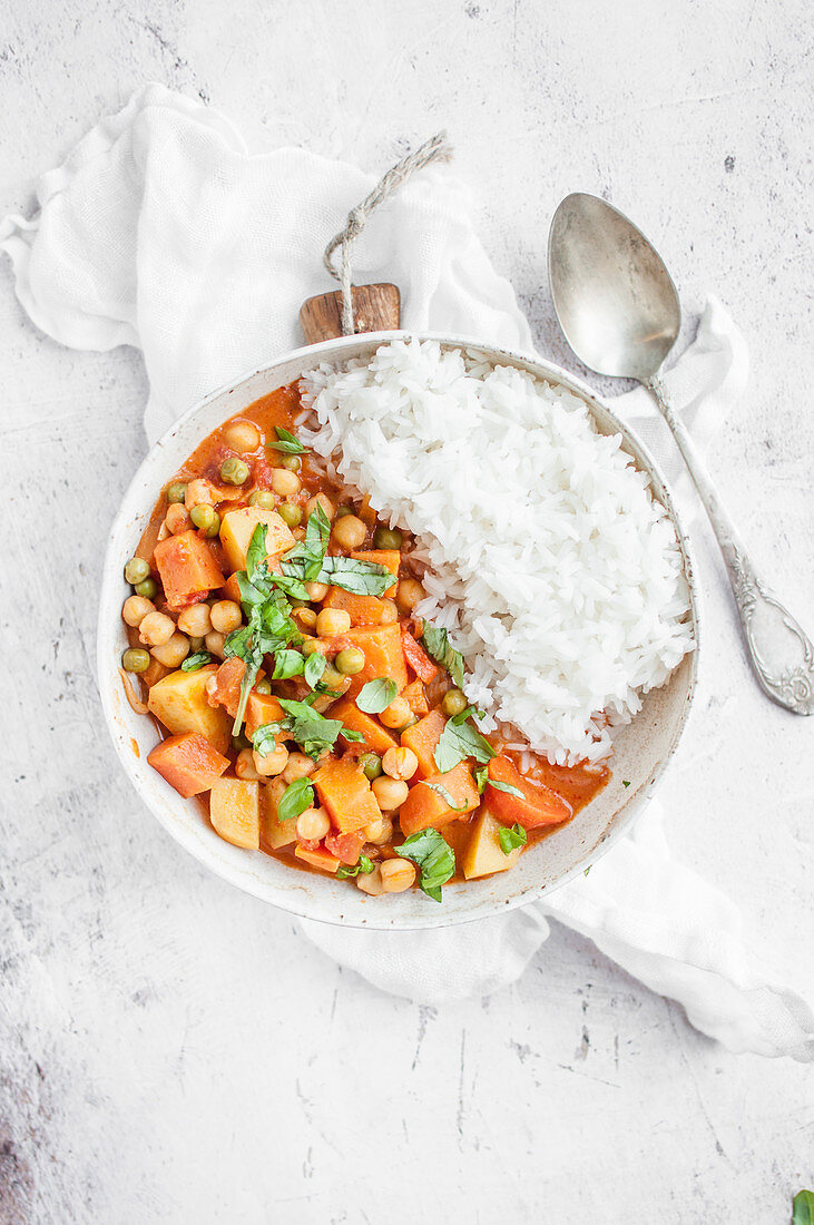 Veganes rotes Curry mit Kichererbsen, Süßkartoffel, Karotte, Erbsen und Kokosmilch (Thailand)