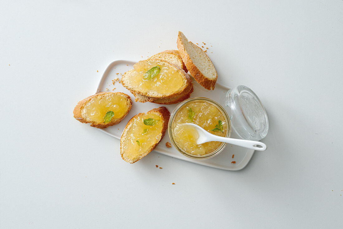 Pineapple preserve with honey and peppermint