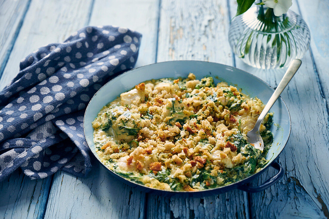 Fried cod with spinach and breadcrumbs