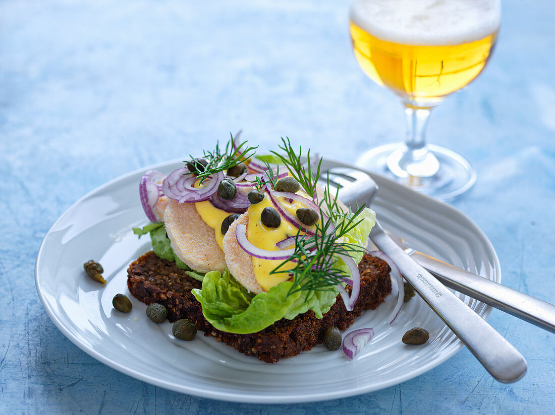 Pumpernickel with boiled cod roe and capers