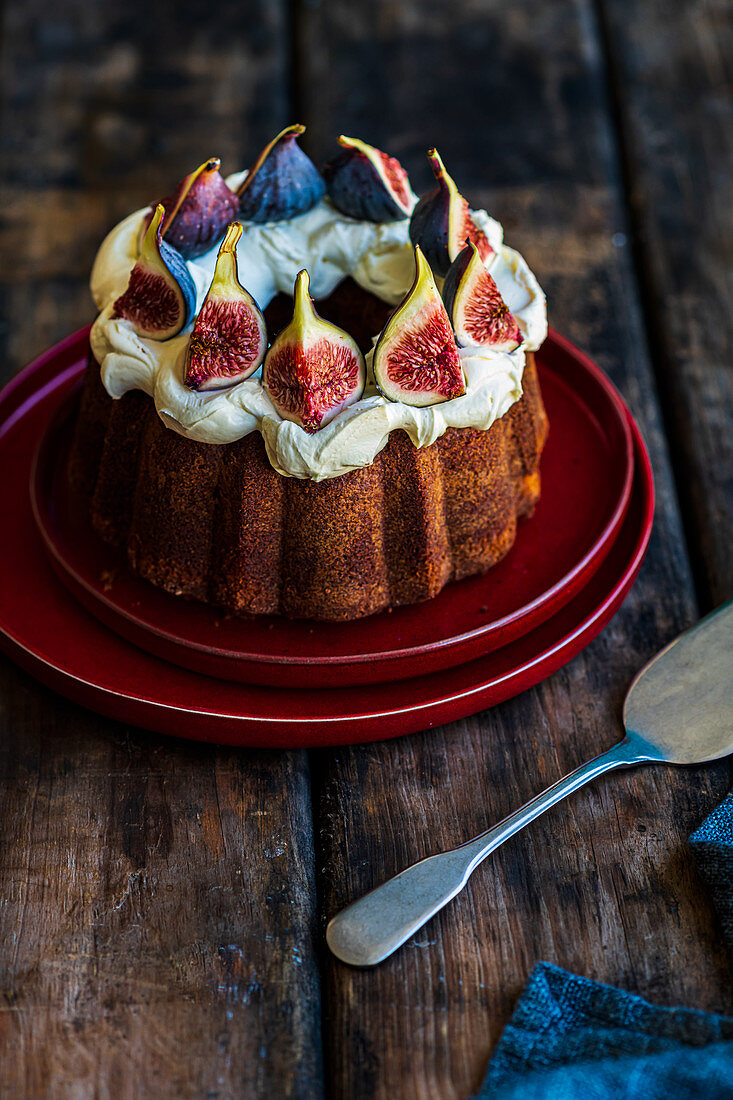 Orangenkuchen mit Feigen und Creme Fraiche