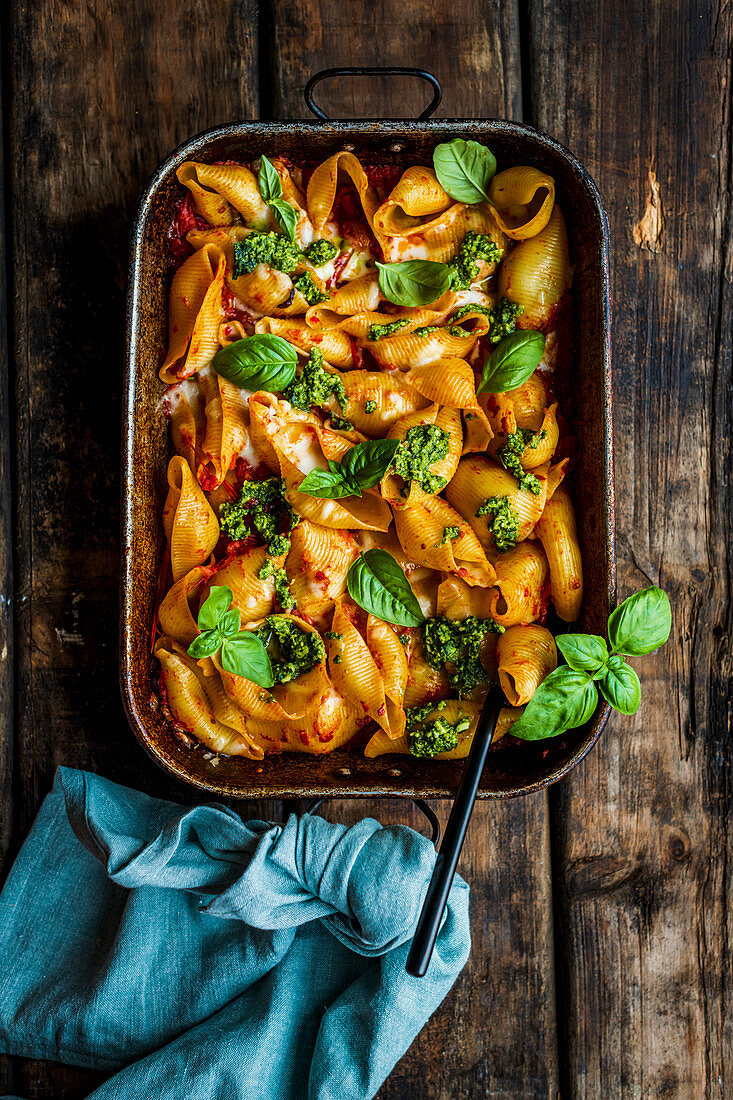 Conchiglioni mit Tomatensauce, Pesto und Mozzarella