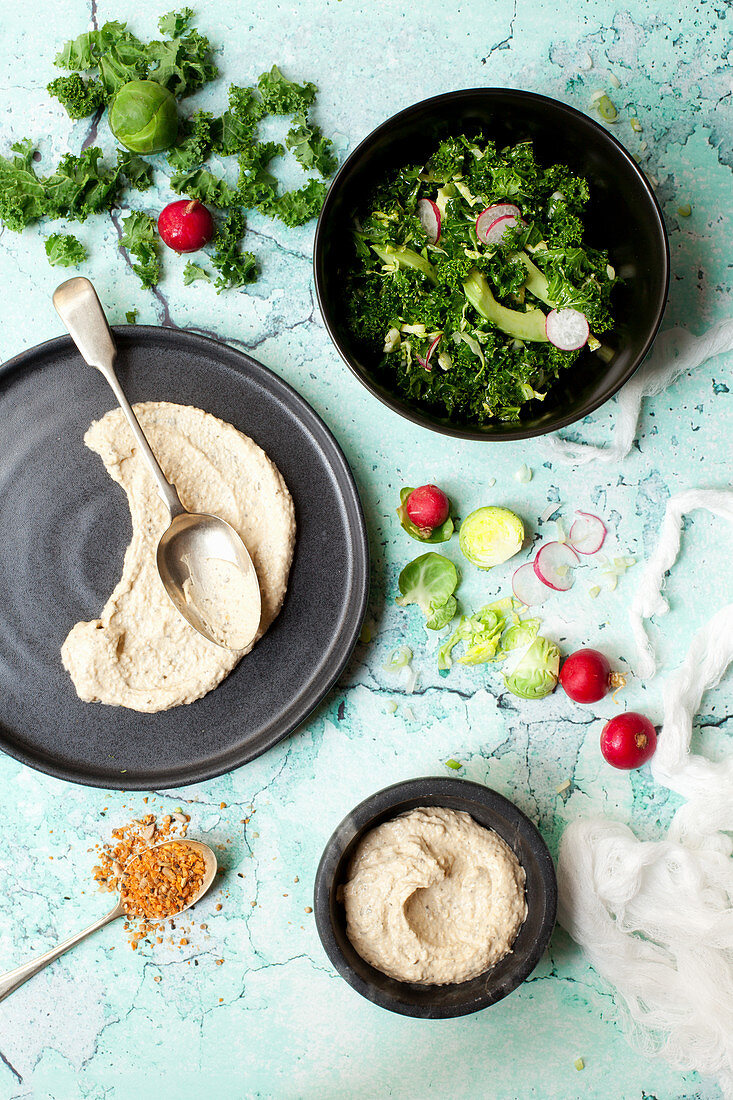 Grünkohlsalat mit Radieschen und Hummus
