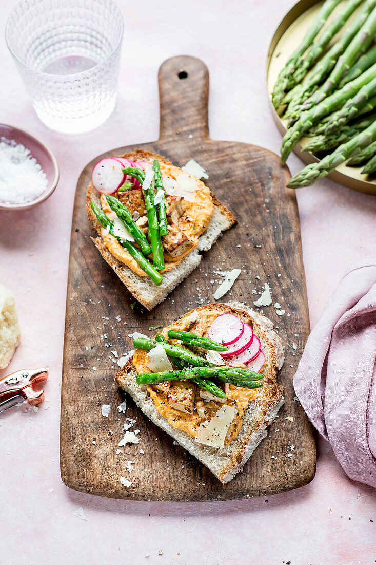 Belegtes Brot mit Paprika-Hummus, Spargel und Radieschen