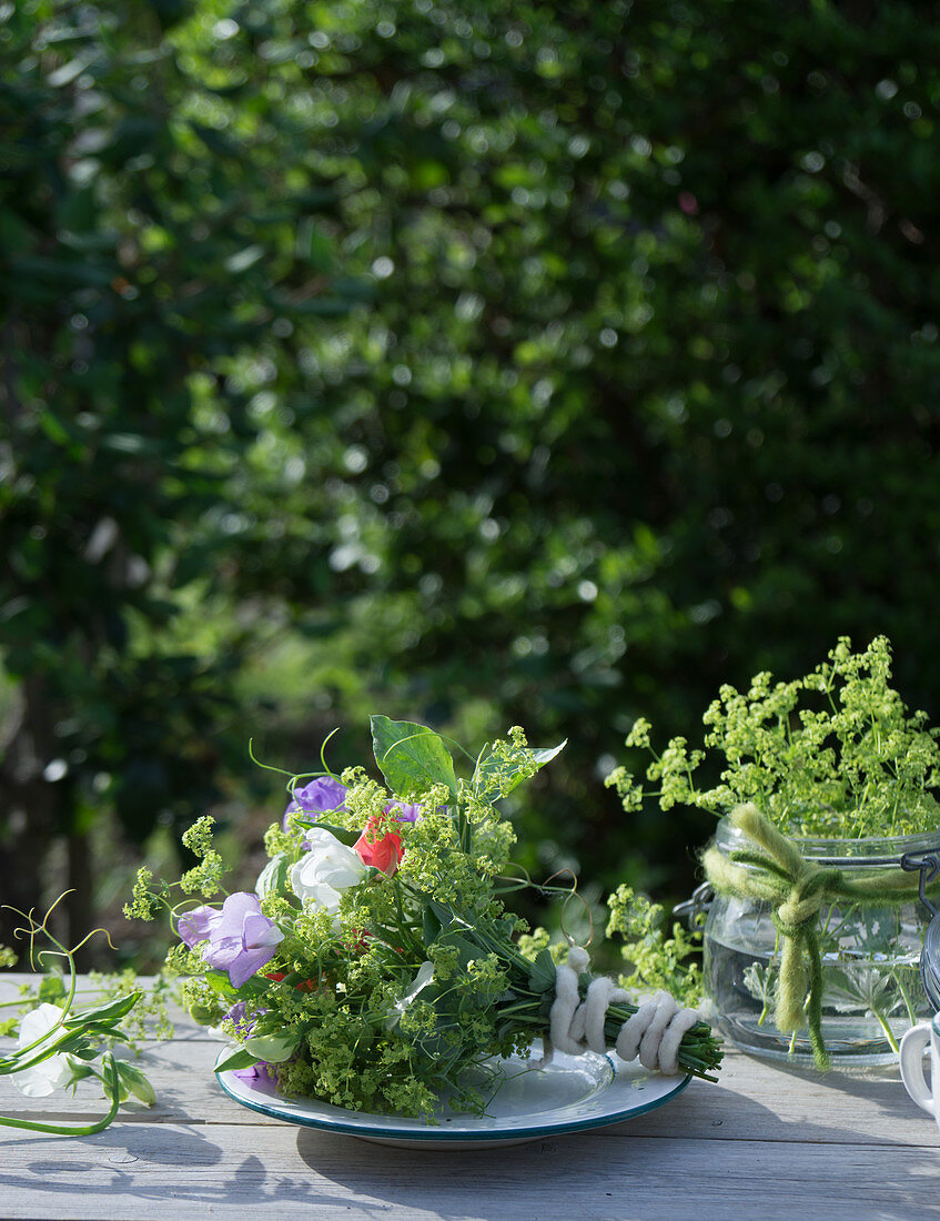 Bouquet of sweet peas and lady's mantle