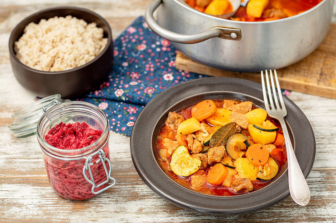 Schweinegulasch mit Kartoffeln und Gemüse