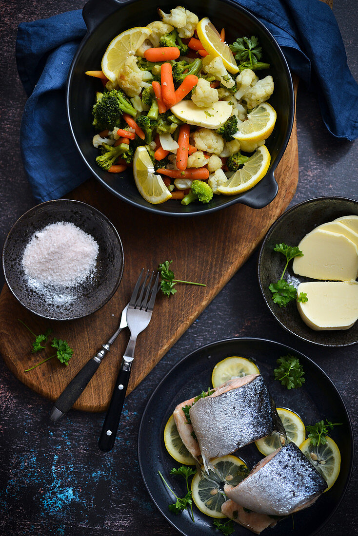 Salmon with lemons and steamed vegetables A healthy dish