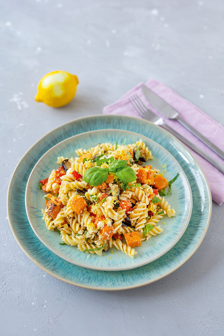 Nudelsalat mit Ofengemüse und Manouri