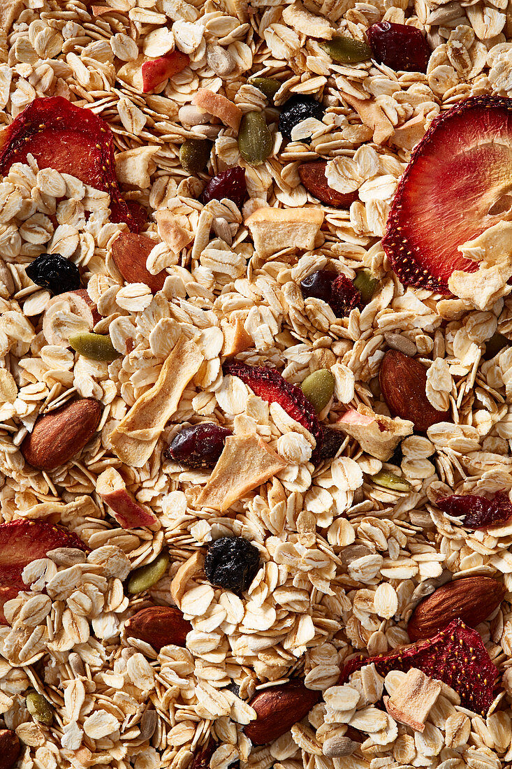 Granola with freeze-dried strawberries, almonds and currants