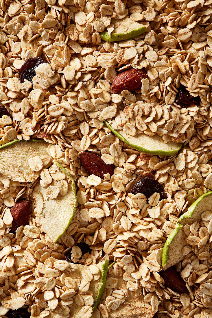 Granola mit getrockneten Äpfeln, Mandeln und Rosinen