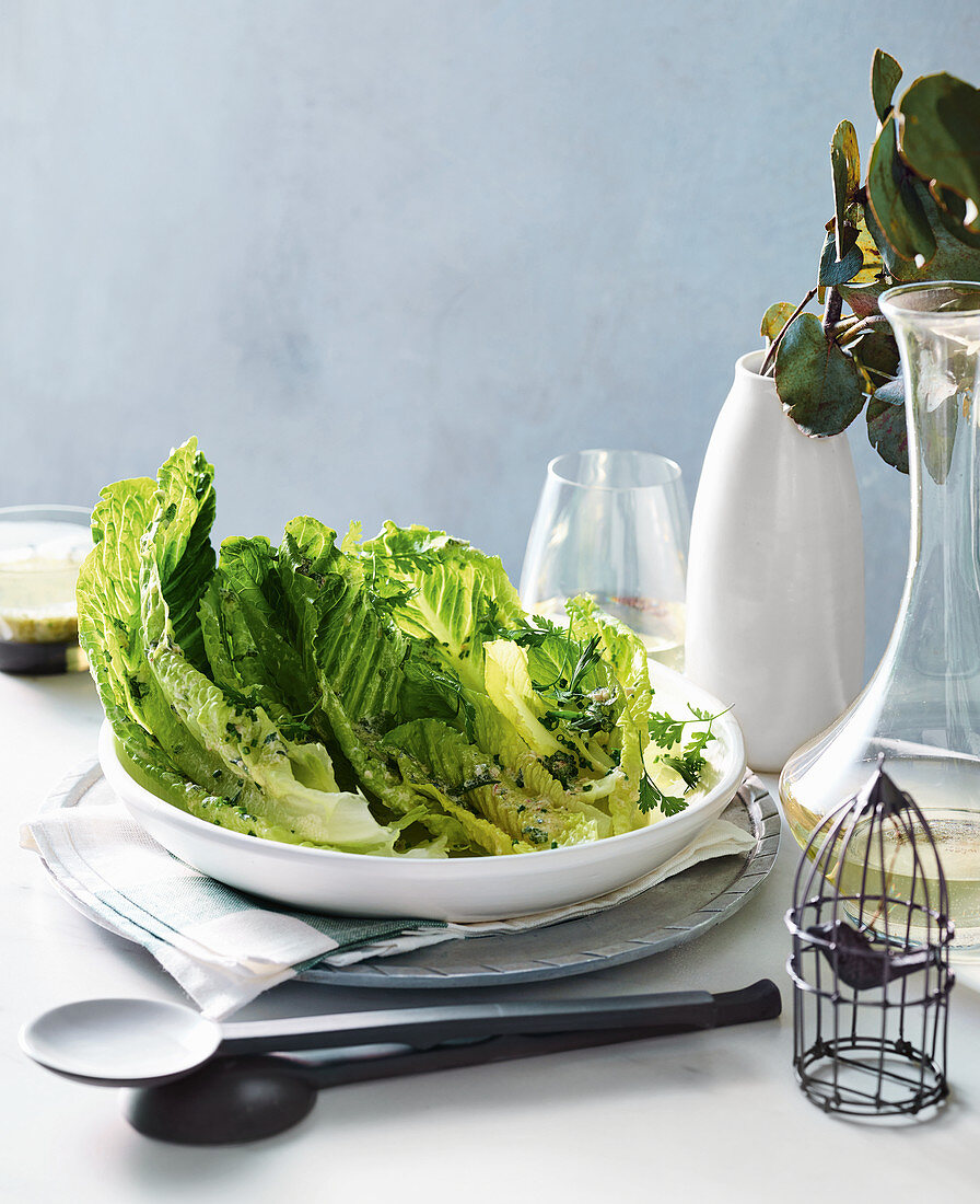 Blattsalat mit cremigem Kräuterdressing