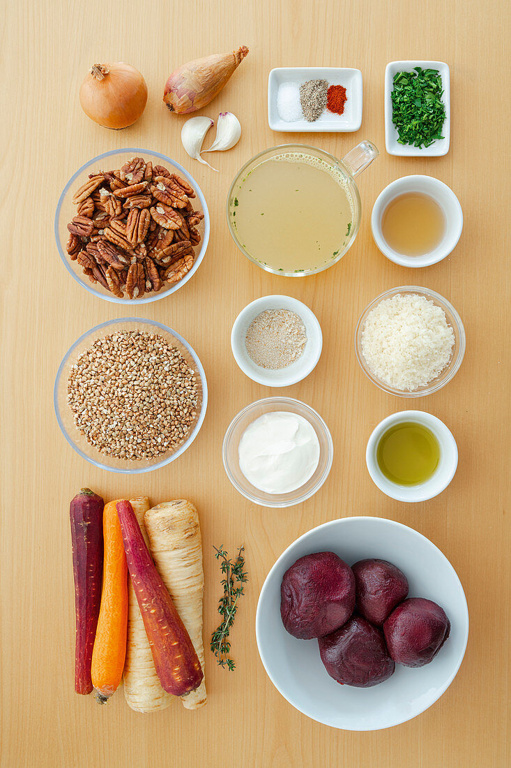 Zutaten für Buchweizen-Auflauf mit Nuss-Kruste und Rote-Bete-Salat